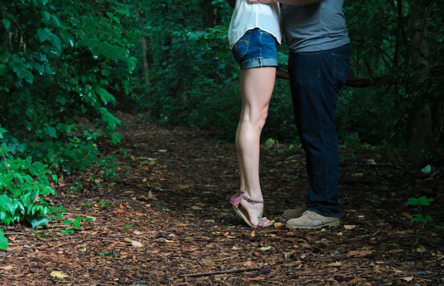 Zamilovaný pár v lese, nohy.jpg